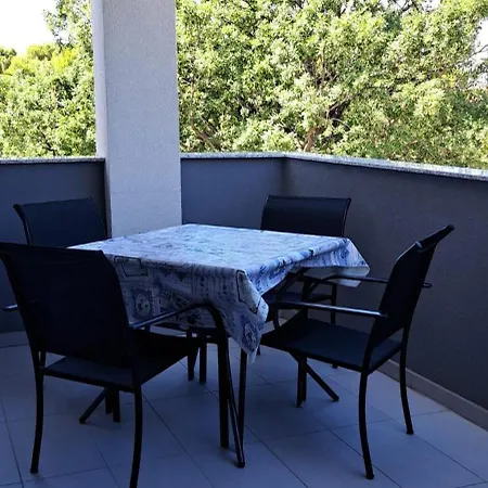 Bucica Dvori Apartman *